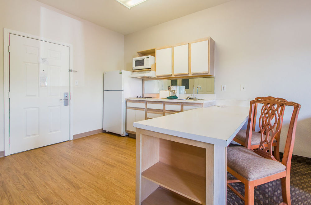 Intown Suites Extended Stay Колорадо-Спрингс Номер фото