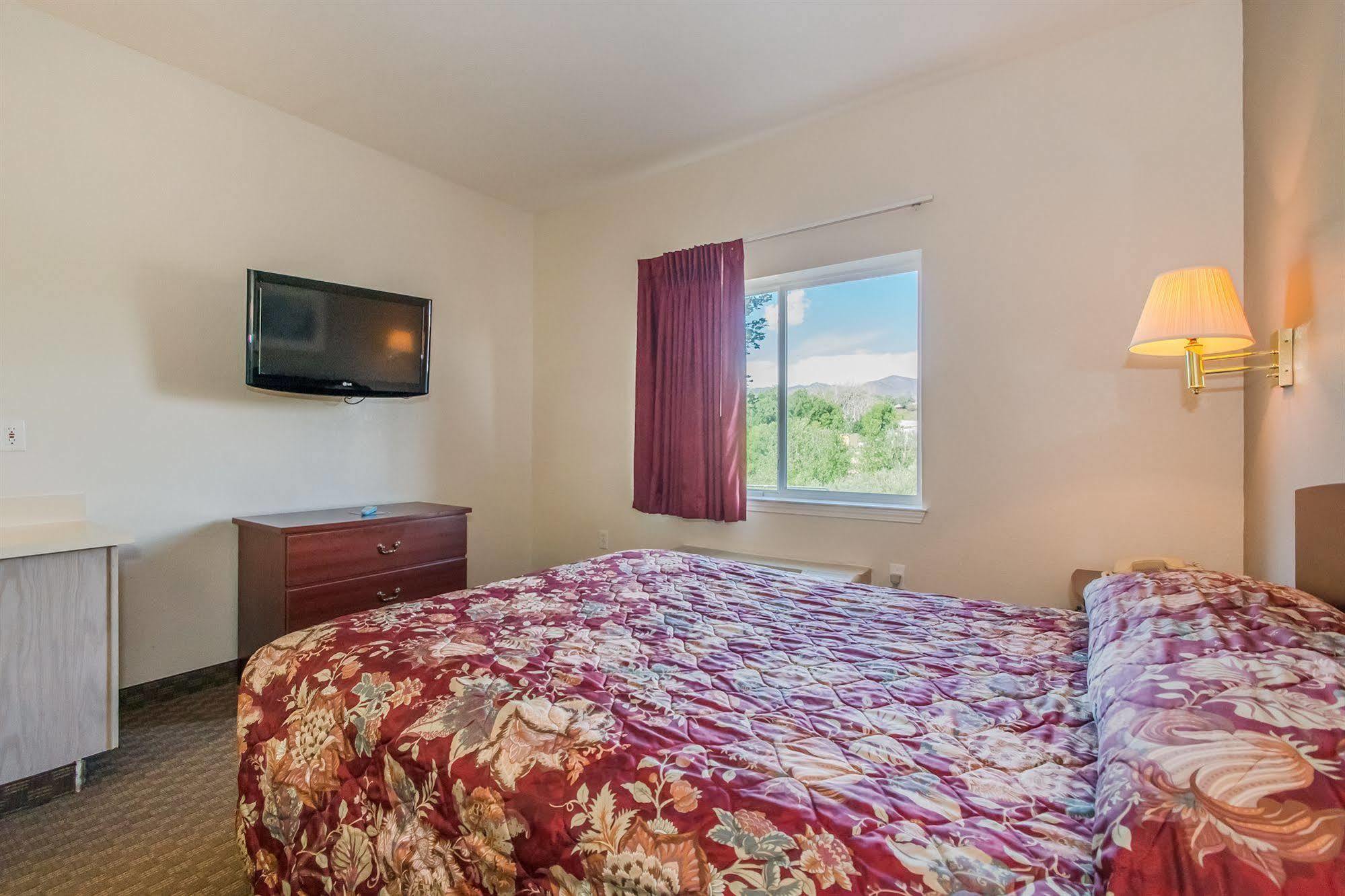 Intown Suites Extended Stay Колорадо-Спрингс Экстерьер фото
