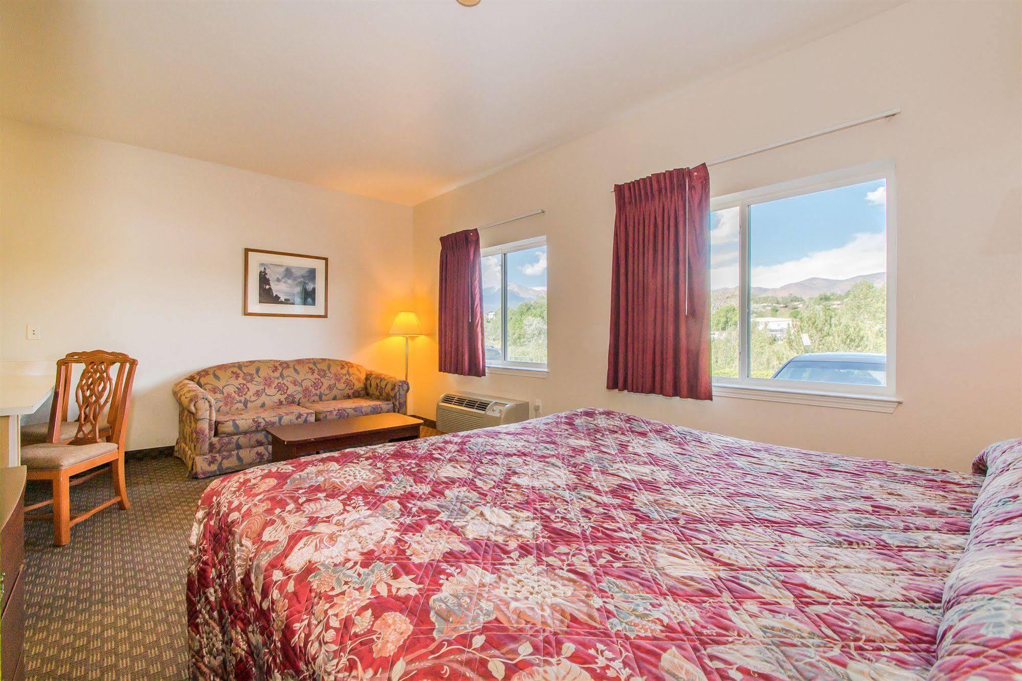 Intown Suites Extended Stay Колорадо-Спрингс Экстерьер фото