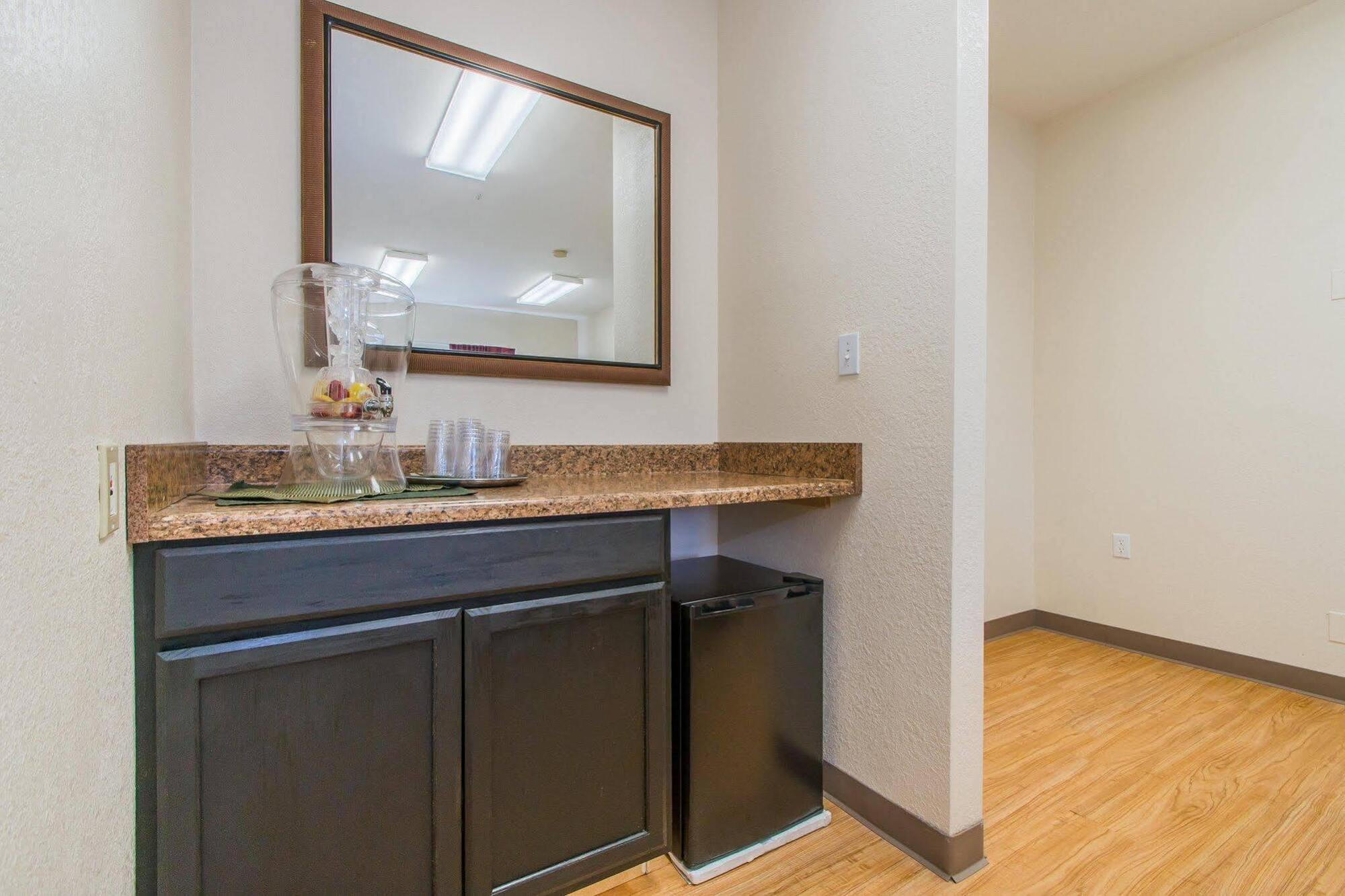 Intown Suites Extended Stay Колорадо-Спрингс Экстерьер фото